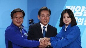 “꽉 잡아주세요” 중재 나선 이재명에…윤호중·박지현 ‘원팀 세리머니’