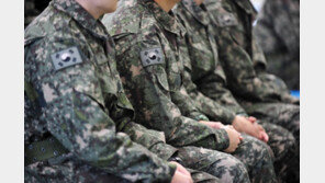 당연한 예절 vs 부조리 없애야…누리꾼 반응 갈린 ‘軍 식사예절’