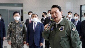 尹, 국방부·합참 초도방문 “北 도발 땐 엄정하게 대응해야”