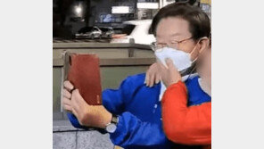 이재명, 여성 지지자에 기습 뽀뽀 당할뻔…간신히 피했다 (영상)