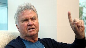 [단독]76세 히딩크 "지금껏 테니스 치는 비결? 한국서 받은 무릎 수술 덕"