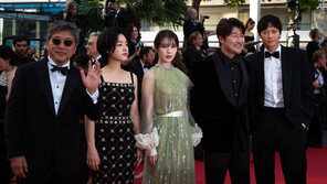 韓영화 칸 2관왕 ‘브로커’·‘헤어질 결심’ 팀 귀국…‘금의환향’