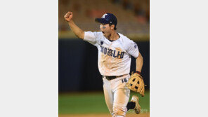 강민우 ‘호수비에 주먹 불끈!’ [포토]