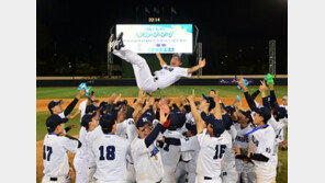 경남고 우승시킨 전광열 감독의 우승 헹가래 [포토]