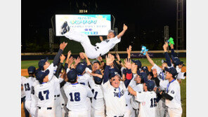 황금사자기 우승자리에 오른 경남고 헹가래 [포토]