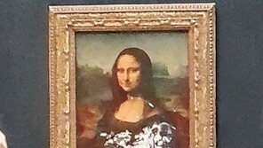 ‘케이크 테러’ 당한 모나리자… 방탄유리 덕에 손상은 없어