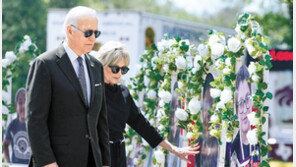 텍사스 총격현장 찾은 바이든 향해 시민 100여명 “무엇이든 하라” 항의