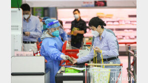 “봉쇄된 中 상하이, 안정세로…車·반도체 여파는 우려”