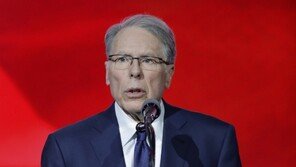 美 총기 규제 멀어지나…총기협회 CEO 재선임