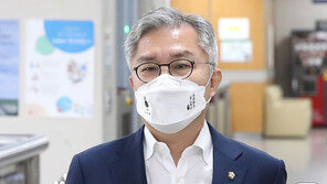 최강욱, 안중근 의사 글귀 적힌 마스크 쓴 채 법정 출석