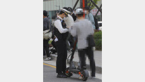 “딱 한 잔 마셔” 무면허에 ‘노헬맷 질주’…킥보드 단속 뜨자 ‘줄행랑’