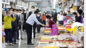 尹대통령, 자갈치시장 어업인들과 점심…“학생 때 많이 왔죠”