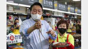 부산 자갈치시장에 뜬 尹대통령…셔츠 소매 걷고 산낙지 ‘번쩍’