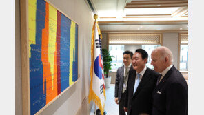 바이든도 반한 尹집무실 그림…발달장애 화가의 수학노트가 모티브