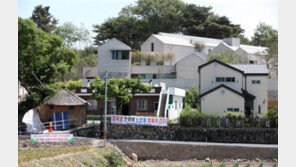 文 전 대통령, 사저 앞 시위단체 고소…명예훼손·협박 등 혐의