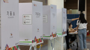 선거 개입 혐의 공직자 3명 고발 당해…비방 문자 11만건 보낸 시민도