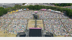 마스크 해제 한달에 야외활동 본격화…“꿈 같아” vs “쓰레기도 늘어”