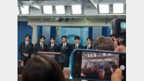 BTS 방문에 美백악관 ‘술렁’…가득찬 브리핑룸, 팬들까지 장사진