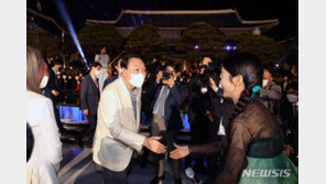 尹대통령 청와대 ‘깜짝’ 방문…천안함 모자에 티셔츠 차림