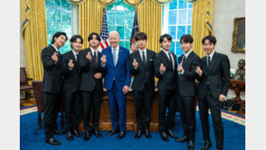 ‘손가락 하트’ 바이든 美 대통령 “사람들, 방탄소년단 말하는 것에 귀 기울인다”