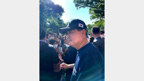 尹대통령, 청와대 ‘깜짝’ 관람…천안함 모자·티셔츠 차림
