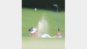 넓지만 ‘기울어진 그린’… ‘송곳 아이언’ 고진영 고!