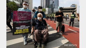 전장연, 세종대로 22분 도로 점거 시위…일대 교통 정체