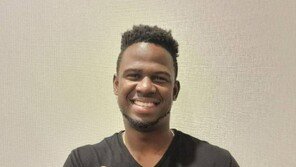 야구 팬들 웃다 울다…KBO리그 최대 화두 ‘외국인 투수 부상’