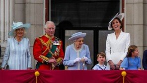 ‘즉위 70년’ 英여왕 나오자… 시민들 “100세까지 왕위 지켜달라” 