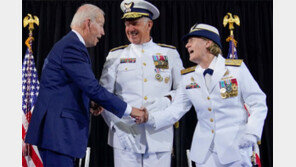 美 해안경비대 첫 여성 사령관