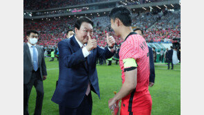 산불 났는데 대통령은 축구장에…野 “尹, 산불나면 헬기 탄다더니”