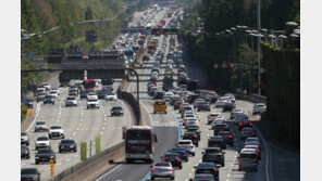 ‘현충일 연휴 첫날’ 차량 몰려 고속도로 ‘혼잡’…서울→부산 7시간 10분