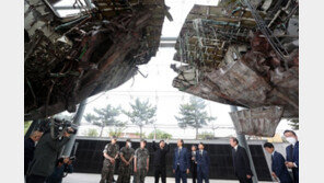 한 총리, 찢어진 선체 살펴보며…연평해전·천안함 희생자 기려[청계천 옆 사진관]