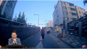 도로에 차 세우고 할머니 도운 운전자…뒤차는 경적을 울리지 않았다(영상)