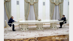 마크롱 “푸틴에 굴욕감 줘선 안 돼”…우크라, 발끈