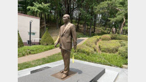 청남대 전두환 동상 또 수난…가시철선 설치 소동