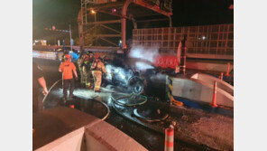 전기차, 요금소 구조물 충돌 직후 순식간에 불길 휩싸여…2명 사망