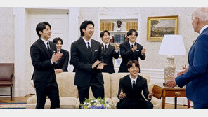 BTS 만난 자리서 ‘버터’ 틀며 분위기 띄운 바이든 “여러분 하는 일이 큰 변화 만들어”