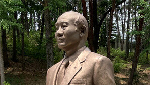 청남대 전두환 동상, 이번엔 가시철조망에 휘감겨