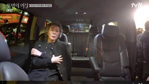 윤여정 “오스카서 웨슬리 스나입스 만나 장인 故박철 얘기 나눠”