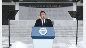 尹대통령 취임후 첫 현충일…굵은 빗속 김건희 여사와 우비 차림 참배