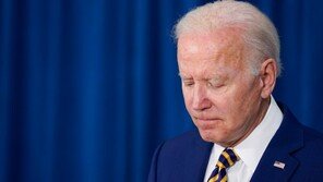 치솟는 물가에 바닥 치는 지지율…바이든 정부, 인플레 책임론 방어 총력