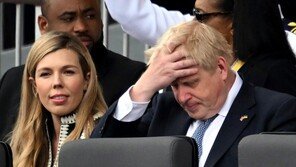 ‘파티게이트’ 英 존슨, 일단 고비 넘겨…“1년간 총리직 유지”