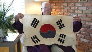 “71년전 태극기 준 한국해병 찾습니다” 美 6·25참전용사 사연