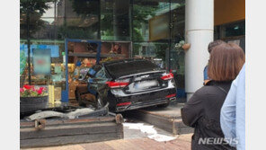 인천서 빵집 돌진한 제네시스…운전자 “급발진” 주장