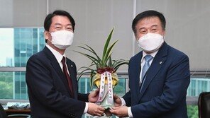 ‘尹대통령 축하난’ 전달받은 안철수·이재명…화기애애 속 뼈 있는 말도