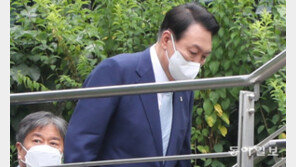 [단독]‘피자 점심’ 후 청계천 산책 나선 尹대통령 [청계천 옆 사진관]