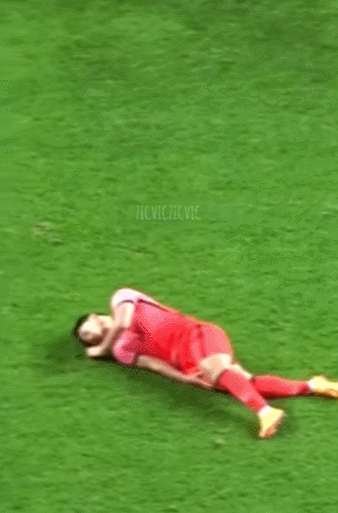 “엄살 그만”…손흥민에 딱 걸린 황희찬 연기력 (영상)