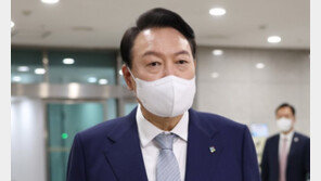 文사저 앞 시위 논란에… 尹 “대통령 집무실도 시위 허가 되는 판”