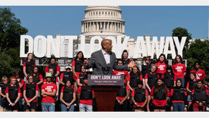 “총기참사 외면하지 마세요”… 방탄복 입은 학생들